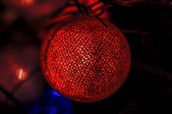 Naranja Brillante Bola Hilos Árbol Navidad Oscuridad — Foto de Stock