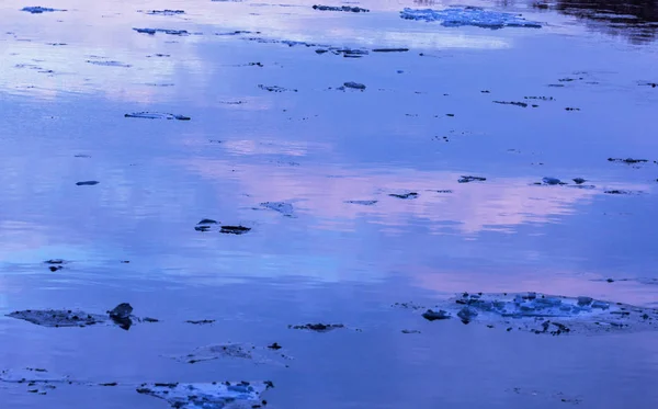 Twilight Winter Water Met Ices Blauw Roze Pastel Kleuren — Stockfoto