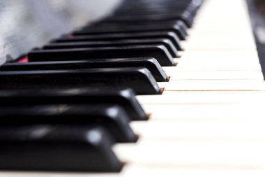 Oldukça yakın piyano tuşları siyah ve beyaz