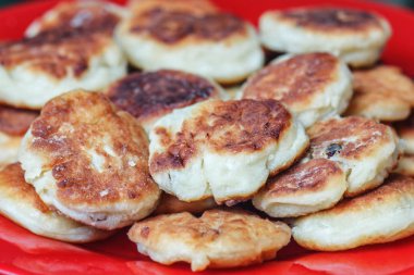 Beauyt taze evde peynir krep el yapımı kırmızı plaka üzerinde