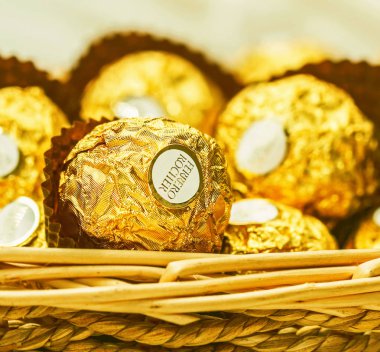 Ferrero Rocher çikolata kutluyor ve tatil partisi için yakın çekim