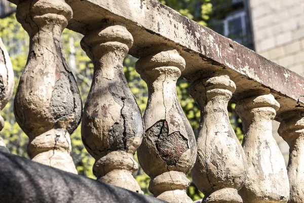 Alte Kaputte Geländer Bei Sonnigem Wetter Wie Ein Symbol Der — Stockfoto