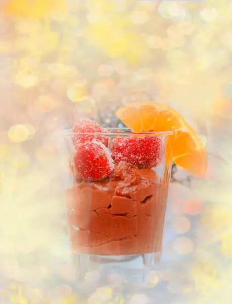 Chocolademousse Glazen Beker Met Aardbeien Voor Lekkere Avondmaal — Stockfoto