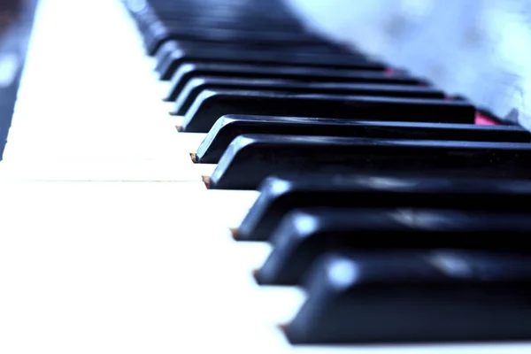 クローズ アップ ライト ブルー セピア色で白と黒はピアノの鍵盤 — ストック写真