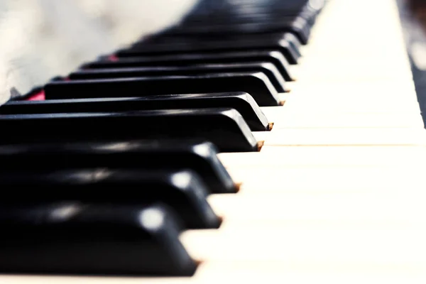 Close Tasti Pianoforte Bianco Nero Luce Seppia Poco Ispirazione — Foto Stock