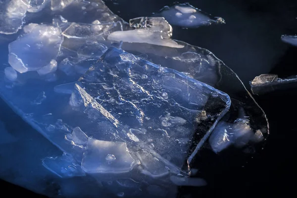 青の色合いの影に元の大きな氷と濃い青 — ストック写真