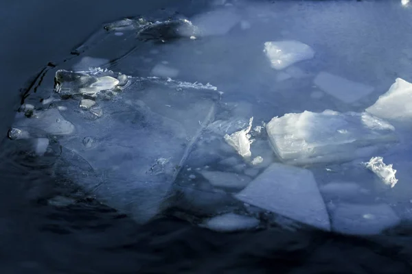 旅行のインスピレーションを得るのための青氷と冬の美しさの風景 — ストック写真