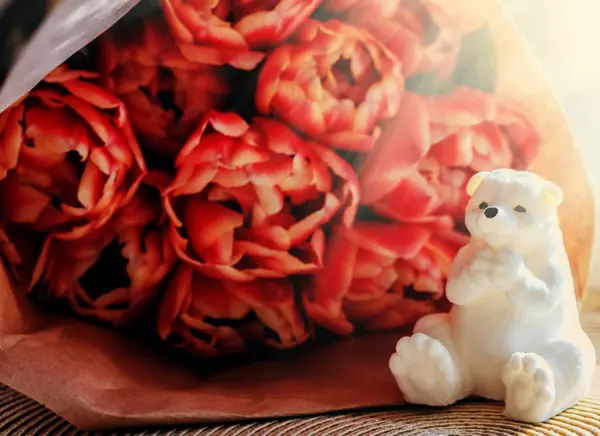 Bonito Buquê Tulipas Vermelhas Urso Brinquedo Branco — Fotografia de Stock