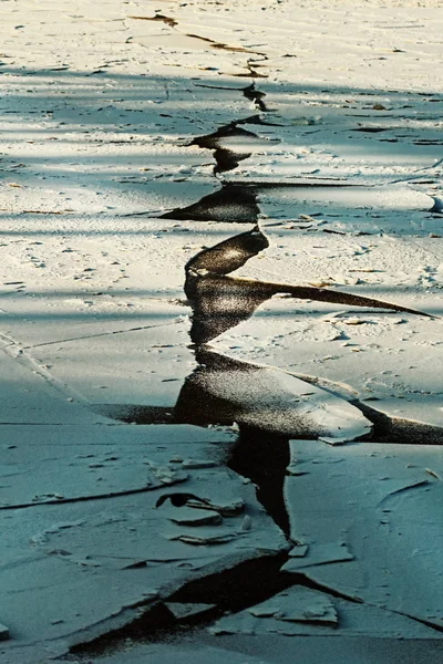 Geometryczne crack w lodzie — Zdjęcie stockowe