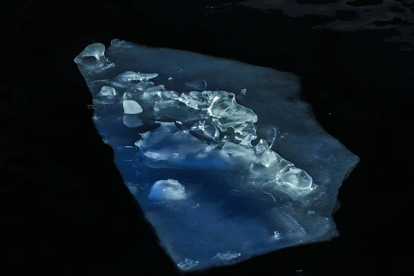 Великі льодові потоки в блакитних напівтоннах — стокове фото
