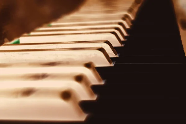 Chiudi i tasti del pianoforte nell'immagine negativa — Foto Stock