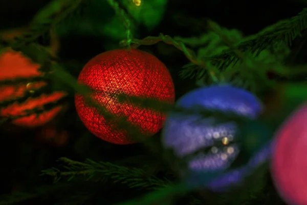 Bolas brilhantes de grinalda na árvore de Natal — Fotografia de Stock