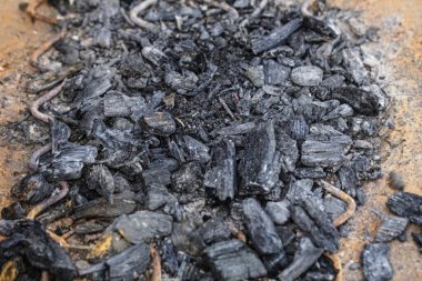 Kara ateş alevleri hafızanın işareti gibi yerde.