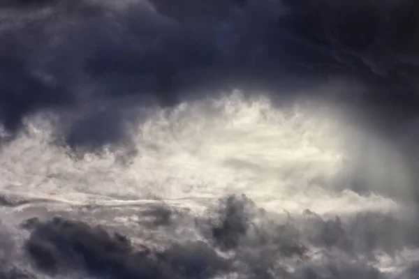 Soft Sun Rays Break Great Storm Clouds — Stock Photo, Image