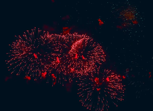 Große Rote Feuerwerkssalven Dunklen Himmel — Stockfoto
