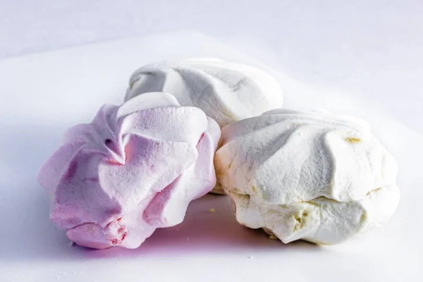 Drie Marshmallows Roze Wit Grijze Achtergrond — Stockfoto