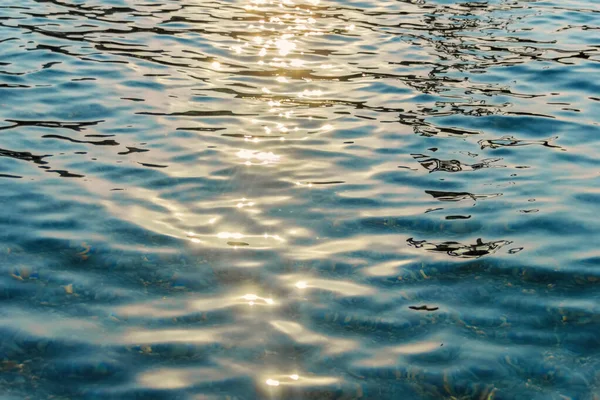 Vackert Kvällsvatten Med Solstrålar — Stockfoto