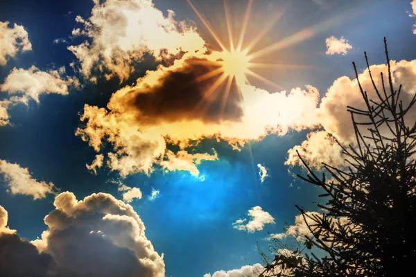 Sluneční Paprsky Mraky Velké Modré Obloze — Stock fotografie
