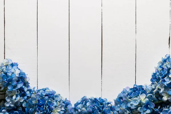Flores Hortensias Azules Sobre Fondo Textura Madera Blanca Flores Artificiales —  Fotos de Stock