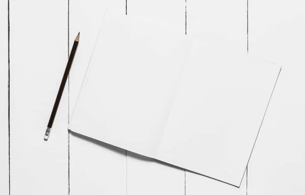 Caderno Aberto Lápis Preto Mesa Madeira Branca Vista Superior — Fotografia de Stock