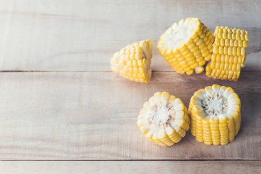 Ahşap masanın üzerine dilimlenmiş taze Mısır