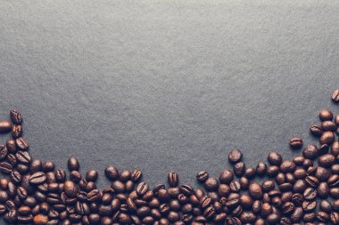 Kahve çekirdekleri siyah arka plan üzerinde ana sayfa görünümü.