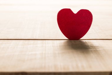 Sevgililer günü arka plan kırmızı kalpler ahşap table.concept aşk ile