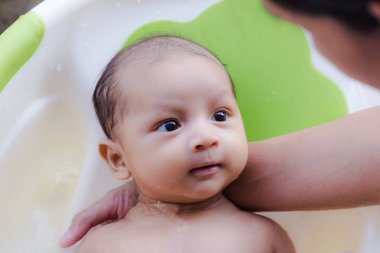 Banyo mutlu Asya bebek