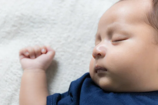 Close Bebê Recém Nascido Dormindo Cama Branca — Fotografia de Stock