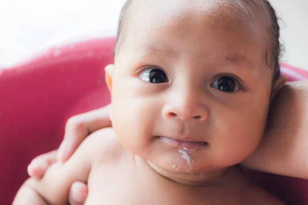 Baby Barn Inte Mår Bra Och Kräkningar Efter Bad Stockbild