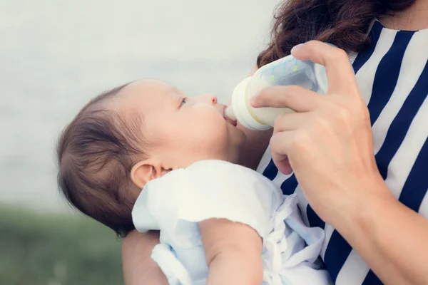 Bebê Bebê Ser Alimentado Por Sua Mãe Beber Leite Bottle — Fotografia de Stock