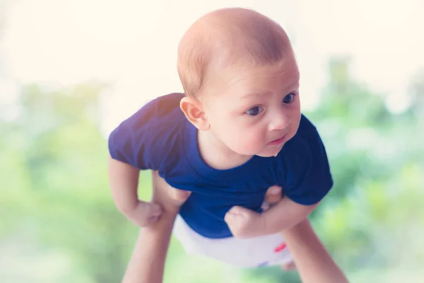 Feliz Bebê Jogar Voando Mãe Mão — Fotografia de Stock