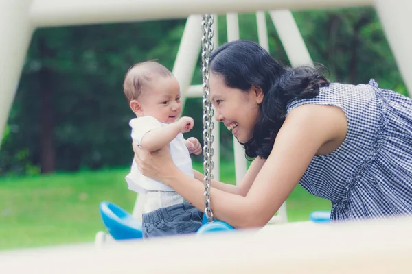 Mãe Jogando Swing Com Bebê Playground — Fotografia de Stock