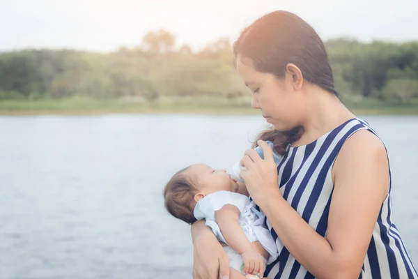 Bebê Bebê Ser Alimentado Por Sua Mãe Beber Leite Bottle — Fotografia de Stock