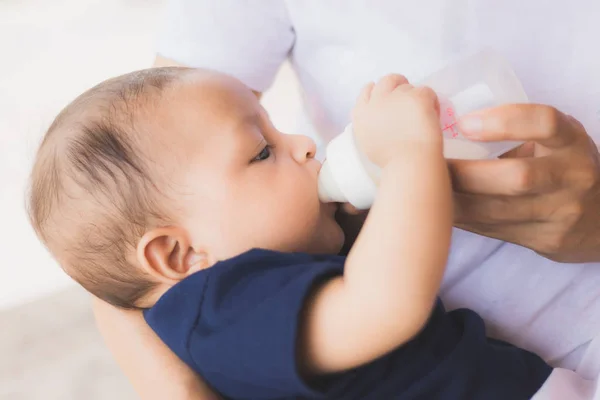 Bebê Bebê Ser Alimentado Por Sua Mãe Beber Leite Bottle — Fotografia de Stock