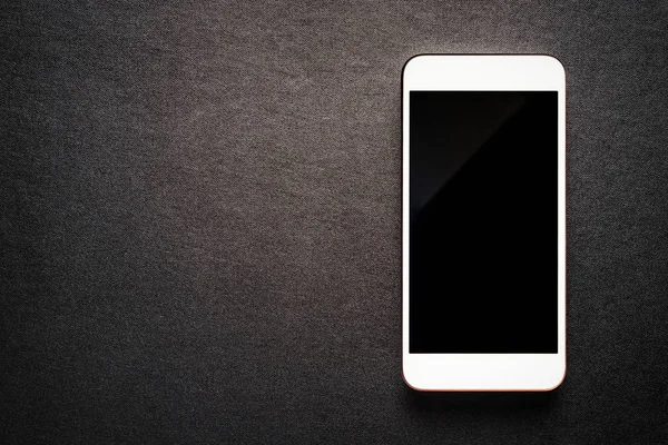 白色移动智能手机在豪华黑色背景 顶级视图 — 图库照片