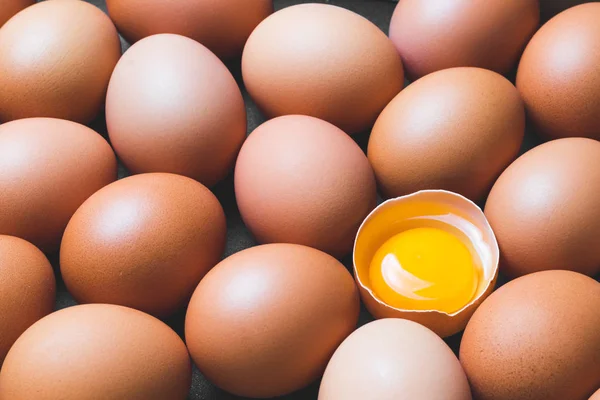 Tavuk yumurta ve yumurta sarısı, üstten görünüm.