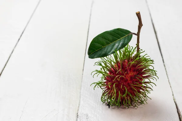 Rambutan Sladké Ovoce Svatodušní Dřevěné Teble — Stock fotografie