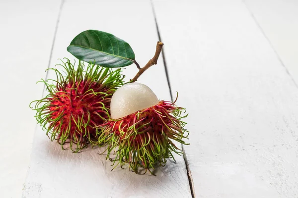 Rambutan Sladké Ovoce Svatodušní Dřevěné Teble — Stock fotografie