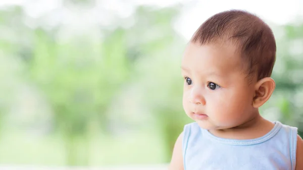 Sonrisa Del Bebé Mirando Espacio Copia Asiático Infantil Parque — Foto de Stock