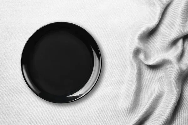 Siyah Boş Seramik Plaka Tablo Beyaz Masa Örtüsü Üzerinde Ana — Stok fotoğraf