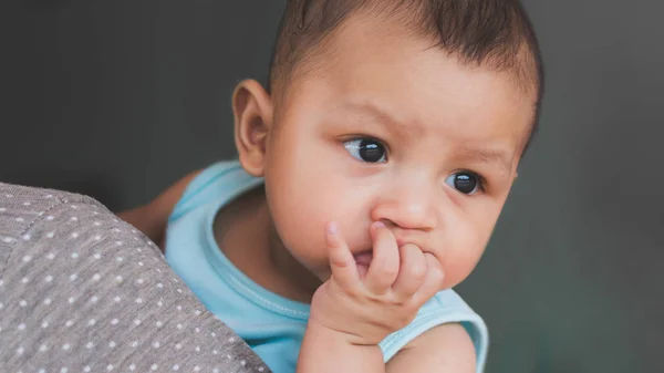 Baby Pojke Sugande Fingrar Stockbild