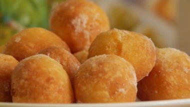 Peynir Donuts bir plaka üzerinde