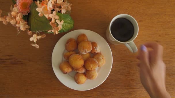 Сырные пончики и чай — стоковое видео