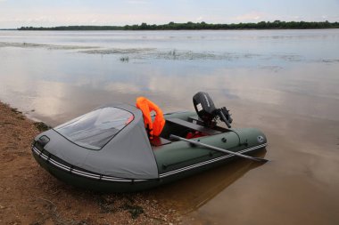 Volga Nehri üzerinde şişme bir gemide yolculuk iki gençlere