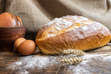 Eski ahşap masa taze ekmek. Yakın çekim. Arka plan.