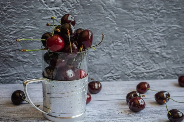 Cerises Fraîches Isolées Sur Fond Rustique Gros Plan — Photo