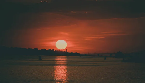 Roter Sonnenuntergang Der Nähe Der Stadt — Stockfoto