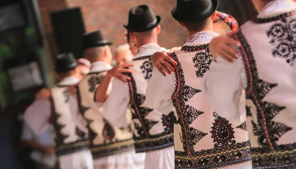 Bailarines Disfraces Nacionales Folclóricos Rumanos —  Fotos de Stock