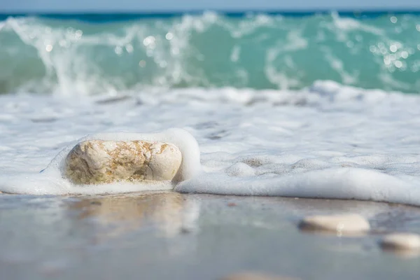 Vagues Tourne Autour Pierre Sur Plage — Photo